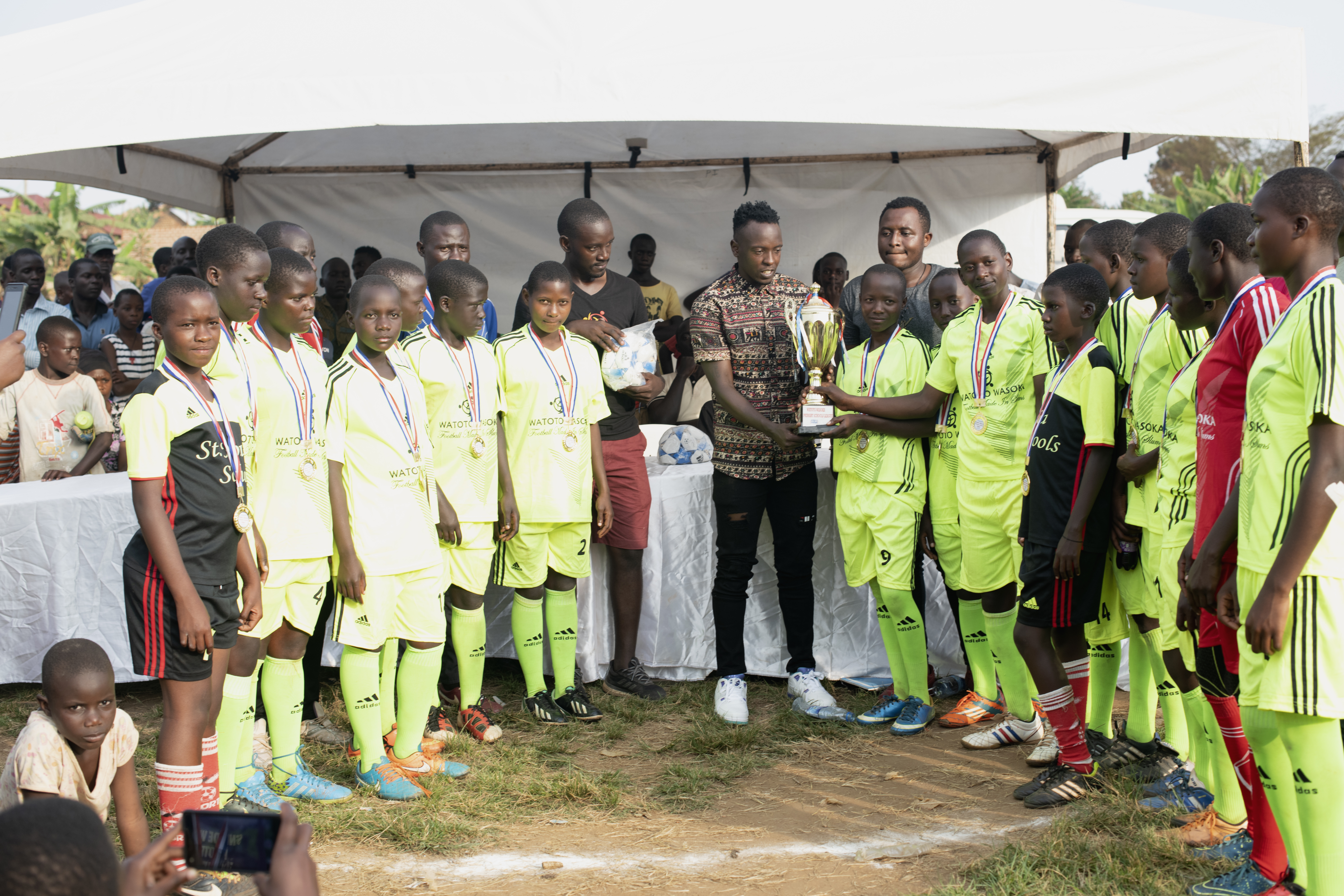 GF, Psl.. Kezron Kizito Hands Over Trophy To St. Noa Junior School Girls Team